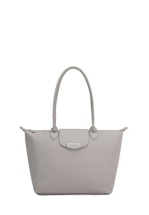 Sac fourre-tout en cuir gris clair avec double poignée, rabat avant avec petite languette et fermeture éclair s'étendant sur le dessus.