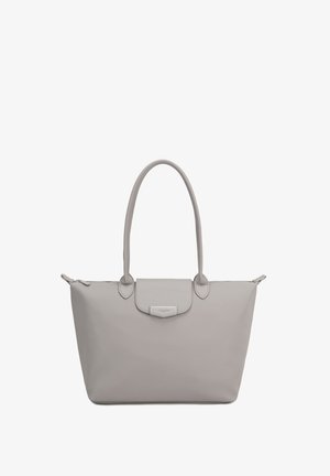 Sac fourre-tout en cuir gris clair avec double poignée, rabat avant avec petite languette et fermeture éclair s'étendant sur le dessus.
