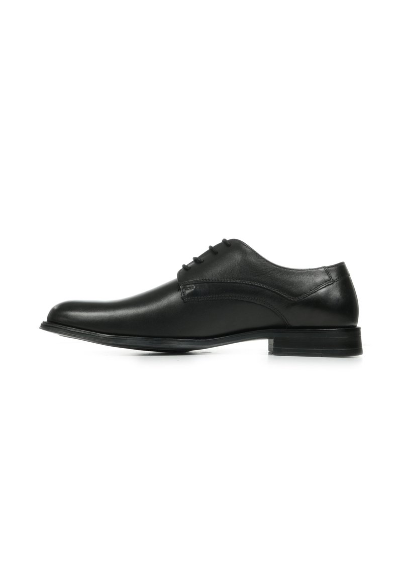 Scarpa da uomo in pelle nera con punta arrotondata, superficie liscia, cinque fori per i lacci e tacco basso impilato.