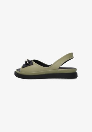 Groene leren slingback sandalen met zwarte accenten, openteen, ronde vorm en een lage zwarte zool, met een decoratieve strikdetail.
