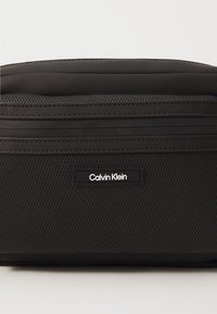 Calvin Klein ESSENTIAL CAMERA BAG - Sac bandoulière - black rubberized