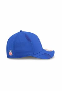 Blaues Baseballcap mit gebogenem Visier, Netz-Seitenelementen und einem NFL-Logo-Patch. Der Stoff ist glatt; das Design ist enganliegend mit minimalen Nähten.