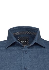 Camicia in denim di colore blu scuro con colletto strutturato, dotata di una fodera interna a motivo e chiusura con bottoni.