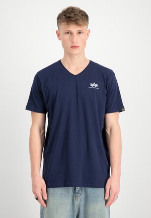 Marineblaue V-Neck T-Shirt aus Baumwolle mit kurzen Ärmeln. Verfügt über ein kleines weißes Logo auf der Brust und einen gelben Akzent am Ärmel.