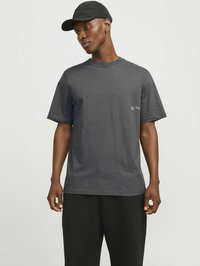 T-shirt en coton gris charbon à manches courtes, col rond et détail imprimé subtil sur la poitrine gauche. Texture lisse, coupe décontractée.