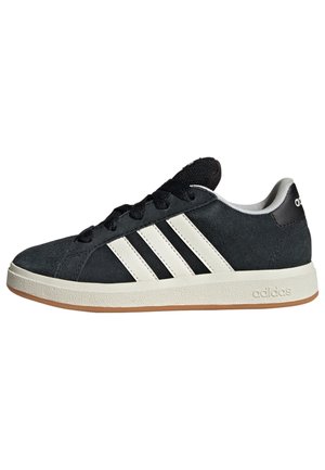 Sort ruskind Adidas sneaker med hvide striber, hvid sål, gummiydersål og sorte snørebånd, vist fra ydersiden.