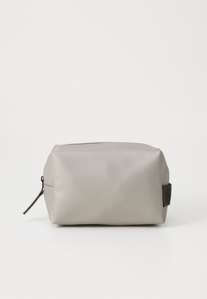 Bolso cosmético impermeable gris de forma rectangular, con textura suave, cierre de cremallera y una correa de acento marrón en el lateral.