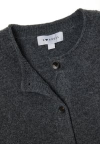 Cardigan in lana grigio carbone con una morbida texture, dotato di scollo rotondo, chiusura con un bottone e etichetta con logo all'interno.