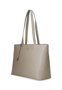 Beige leren schoudertas met twee lange handvatten, slank profiel, ritsluiting en een gouden accentlabel met een letter "P" eraan bevestigd.