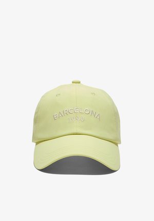 Svetložltá šiltovka s výšivkou "BARCELONA 1990" v bielej farbe na prednej strane, pohľad spredu z centra.