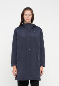 Giacca impermeabile blu navy con cappuccio, bottoni a scatto e tasche laterali; presenta una trama liscia e un design semplice con accenti minimi.