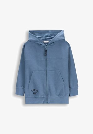 Niebieska bluza z zamkiem błyskawicznym, wykonana z teksturowanej tkaniny, z dwiema przednimi kieszeniami i nadrukowanym hasłem "ZABIERZ MNIE NA PLAŻĘ" w pobliżu kieszeni.