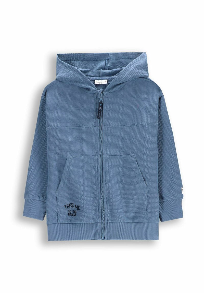 Niebieska bluza z zamkiem błyskawicznym, wykonana z teksturowanej tkaniny, z dwiema przednimi kieszeniami i nadrukowanym hasłem "ZABIERZ MNIE NA PLAŻĘ" w pobliżu kieszeni.