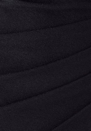 Zwart draperiekleed met geometrische horizontale plooien. De textuur oogt glad met een lichte glans en gedetailleerde uitvoeringen overal.