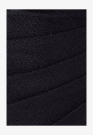 Črno prevlečeno blago z geometričnimi vodoravnimi gubami. Tekstura je videti gladka z rahlim sijajem in prefinjenimi detajli po celotni površini.