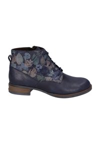 Botines azul marino con un acabado texturizado, que presentan un patrón floral en verde, marrón y azul. Acento en el tacón marrón. Cierre con cordones.