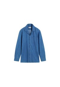 Camisa de denim azul con mangas largas, cierre de botones en la parte delantera, cuello puntiagudo, un bolsillo en el pecho y un acabado de tejido texturizado.
