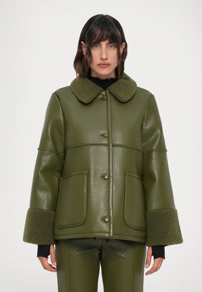 Olivgrüne Kunstlederjacke mit rundem Kragen, Knopfverschluss, großen Taschen und weich strukturierten Bündchen.