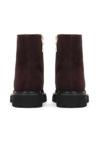 Burgundy antilopne gležnjače s crnim gumiranim potplatima, s zlatnim zatvaračima na stražnjoj strani za jednostavno oblačenje. Glatka tekstura i elegantan dizajn.