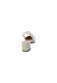 Sandal con tacco bianco a blocco largo, con cinturino alla caviglia e superficie liscia. Interno beige con design minimalista. Accento della suola nera.