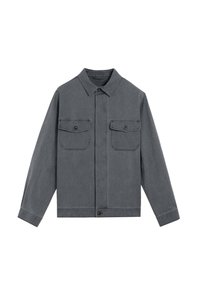Chaqueta de mezclilla gris con cuello, dos bolsillos en el pecho, cierre de botones y mangas largas. Textura suave, diseño minimalista y corte recto.