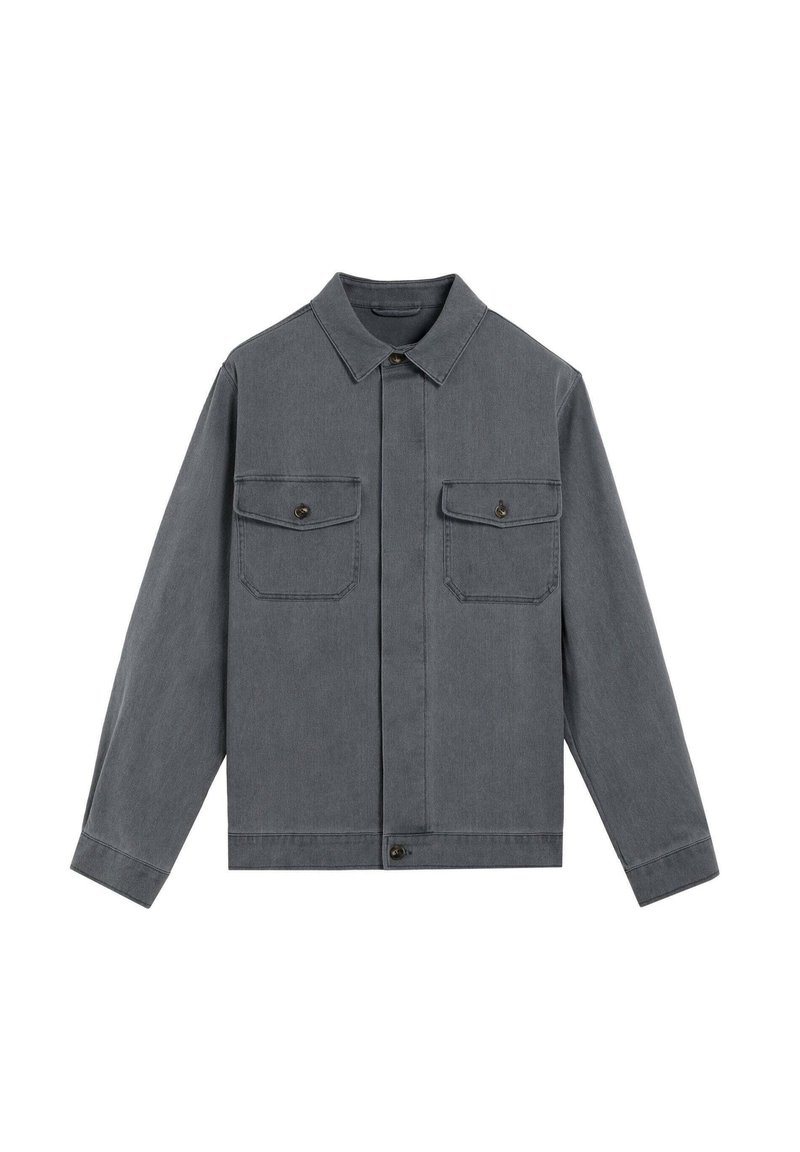Chaqueta de mezclilla gris con cuello, dos bolsillos en el pecho, cierre de botones y mangas largas. Textura suave, diseño minimalista y corte recto.