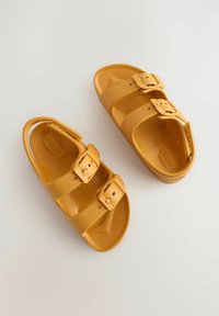 Gelbe Plastiksandalen mit zwei verstellbaren Schnallen, einem strukturierten Fußbett und einem offenen Rücken für Belüftung.