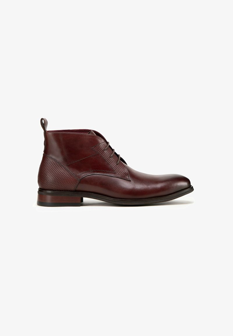 Botines de cuero burdeos con un panel texturizado, que presenta una puntera lisa, cinco ojales y una tira decorativa en la parte posterior.