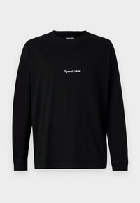 Zwart T-shirt met lange mouwen met "Originals Studio" geborduurd in het wit op de borst; minimalistisch ontwerp tegen een effen achtergrond.
