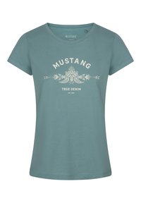 Korte mouwen teal t-shirt met een witte geprinte grafiek van "Mustang True Denim" met bloemaccenten. Gemaakt van katoen.