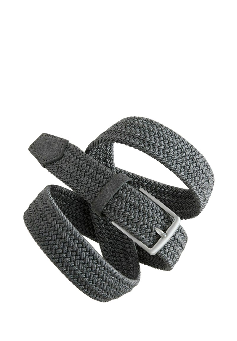 Curea din țesătură gri închis, răsucită, cu cataramă metalică argintie și un inel cusut din material textil pe fundal alb.