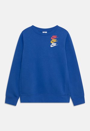 Sudadera azul con cuello redondo y mangas largas, fabricada con tela suave. Presenta logotipos de Nike apilados en varios colores en el pecho.