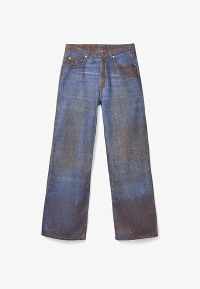 Jeans a gamba larga in denim blu con una trama sbiadita e dettagli in ruggine, cinque tasche e particolari in metallo sulla vita e sullo zip.