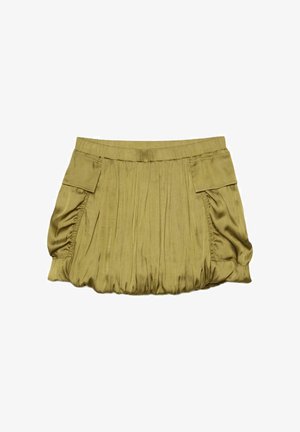 Jupe courte vert olive avec tissu froncé, taille élastique et deux poches à rabat sur les côtés.
