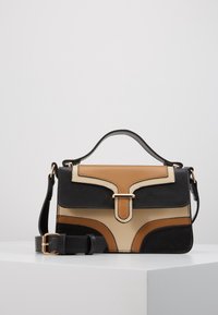 Kabelka přes rameno vyrobená z kůže v černé, béžové a hnědé barvě. Má strukturovaný design, horní ucho a nastavitelný popruh se zlatými kovovými prvky.