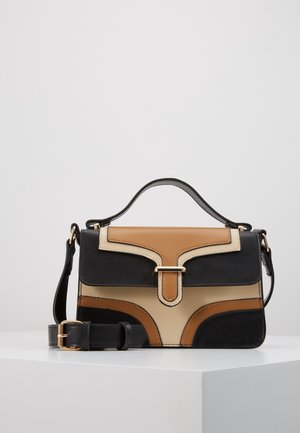 Torebka na ramię wykonana ze skóry w kolorach czarnym, beżowym i brązowym. Posiada usztywnioną konstrukcję, górny uchwyt oraz regulowany pasek ze złotymi akcentami.