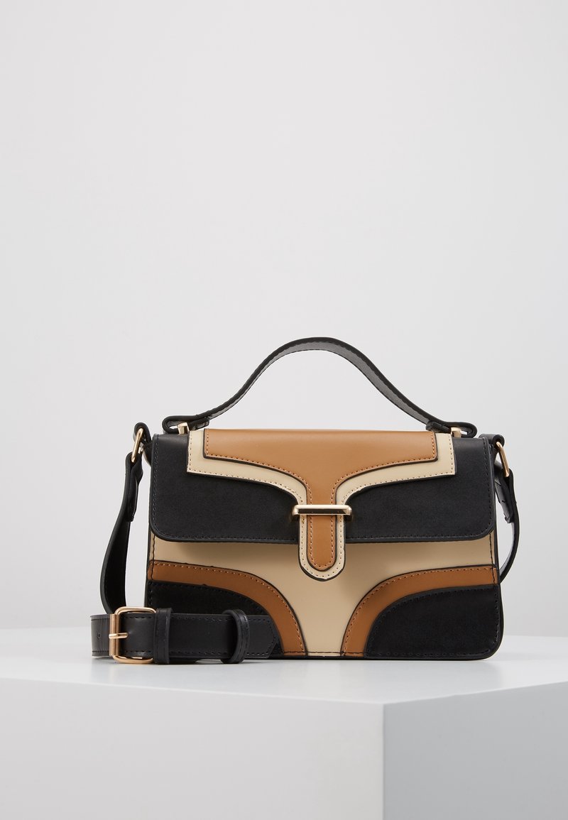Kabelka přes rameno vyrobená z kůže v černé, béžové a hnědé barvě. Má strukturovaný design, horní ucho a nastavitelný popruh se zlatými kovovými prvky.