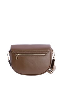 Bolso bandolera de cuero marrón con un diseño curvado, que cuenta con un bolsillo frontal con cremallera y una correa desmontable con herrajes en tono dorado.
