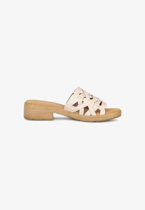 Beige open-toe slippersandaal met een bovenwerk van gevlochten leer, lage houten blokhak en gevoerd voetbed.