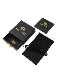 Sort gaveæske med guld "AKITSUNE" logo, en aftagelig skuffe, sort suede pouch med snørre og et matching kort. Teksturerede finishdetaljer.