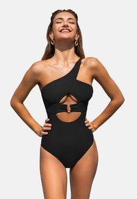 Czarny kostium kąpielowy na jedno ramię z wycięciem i metalowym akcentem w talii, prezentujący gładki, elastyczny materiał oraz smukły krój.
