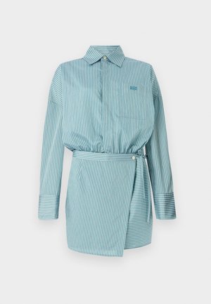 Robe-chemise à manches longues rayée verticalement bleu clair et blanc, avec col, poche poitrine, fermeture à boutons et ceinture à nouer autour de la taille.