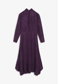 Vestido morado de manga larga con un patrón de ondas texturizadas, cuello alto, cierre de cremallera en la parte posterior y dobladillo acampanado. Tela suave y fluida.