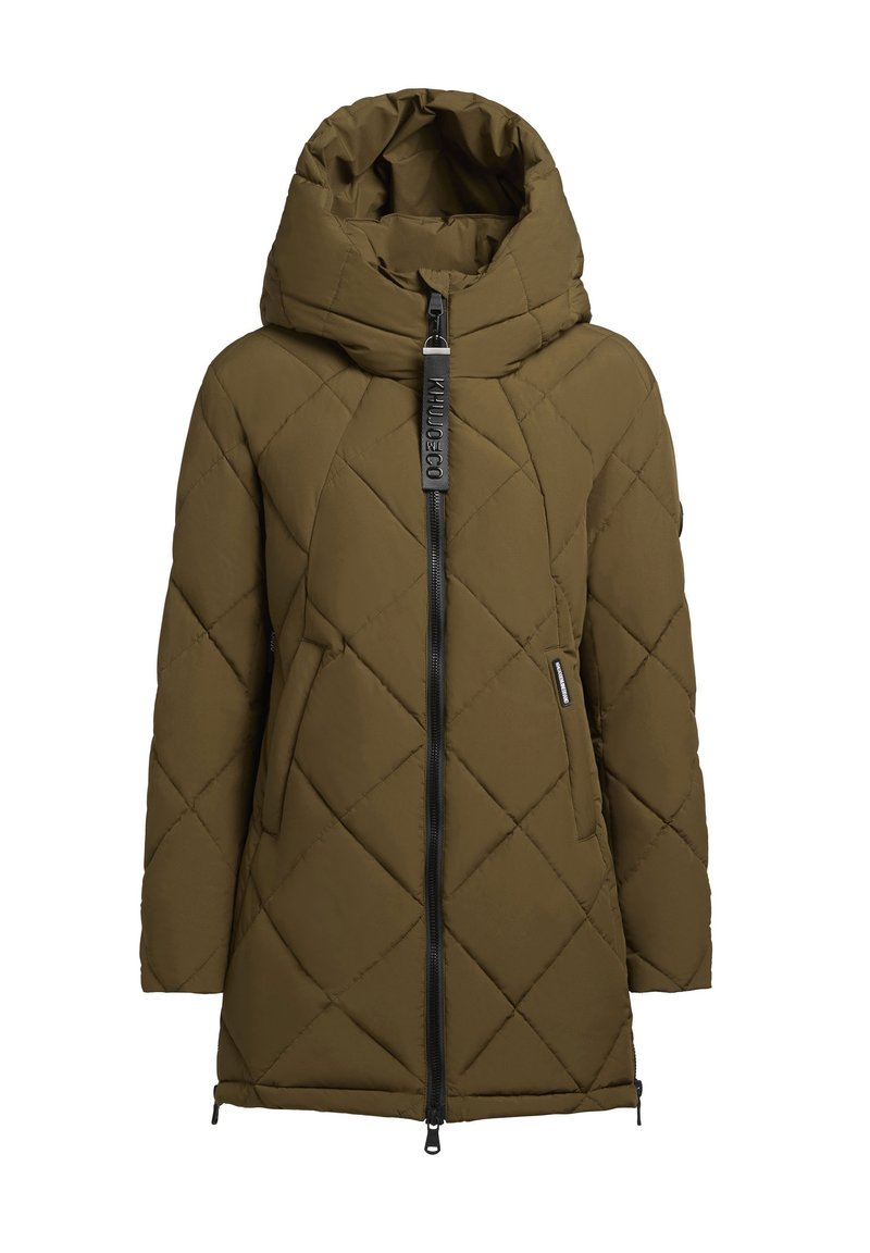 Cappotto imbottito verde oliva trapuntato con collo alto, zip frontale e due tasche laterali; presenta una finitura testurizzata e un design slanciato.