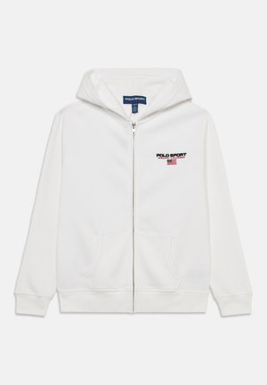 Bela zip-up kapuca s kenguru žepom, koja na lijevoj strani prsnog koša sadrži "POLO SPORT" i zastavu u crvenoj i plavoj boji. Mekana tkanina.