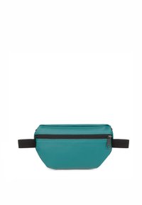 Borsetta in nylon color teal con cerniera nera, a forma rettangolare e dotata di una tracolla nera regolabile. La cucitura a vista aggiunge dettaglio.