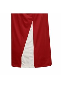 Rotes Sporttrikot aus atmungsaktivem Mesh-Gewebe, mit einem weißen, angularen Seitenpaneel für Kontrast. Kurze Ärmel und abgerundeter Saum.