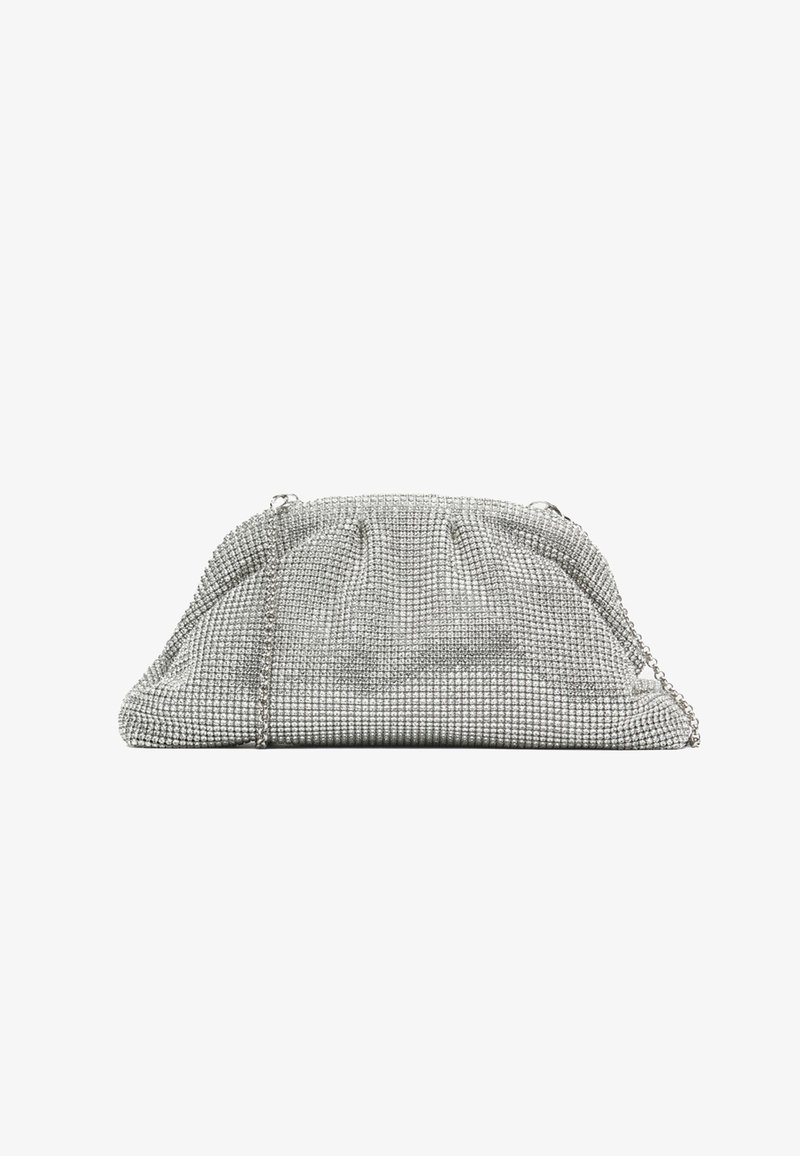 Pochette argentée avec extérieur texturé en strass, design plissé et bandoulière chaîne pour le porter.