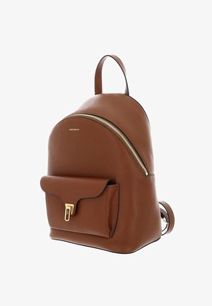 Zaino in pelle marrone con tasca frontale a patta e cerniera dorata, manico superiore e spallacci regolabili.