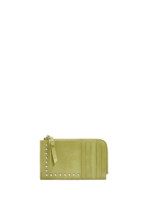 Jasnozielony zamszowy portfel z zamkiem błyskawicznym, ozdobnymi srebrnymi ćwiekami i sześcioma kieszeniami na karty z przodu.